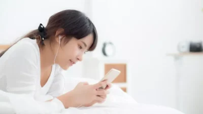 "Musik yang Anda dengar saat bangun tidur mempengaruhi emosi seharian. Simak alasan psikologis mengapa kurasi playlist pagi itu penting untuk mood Anda."