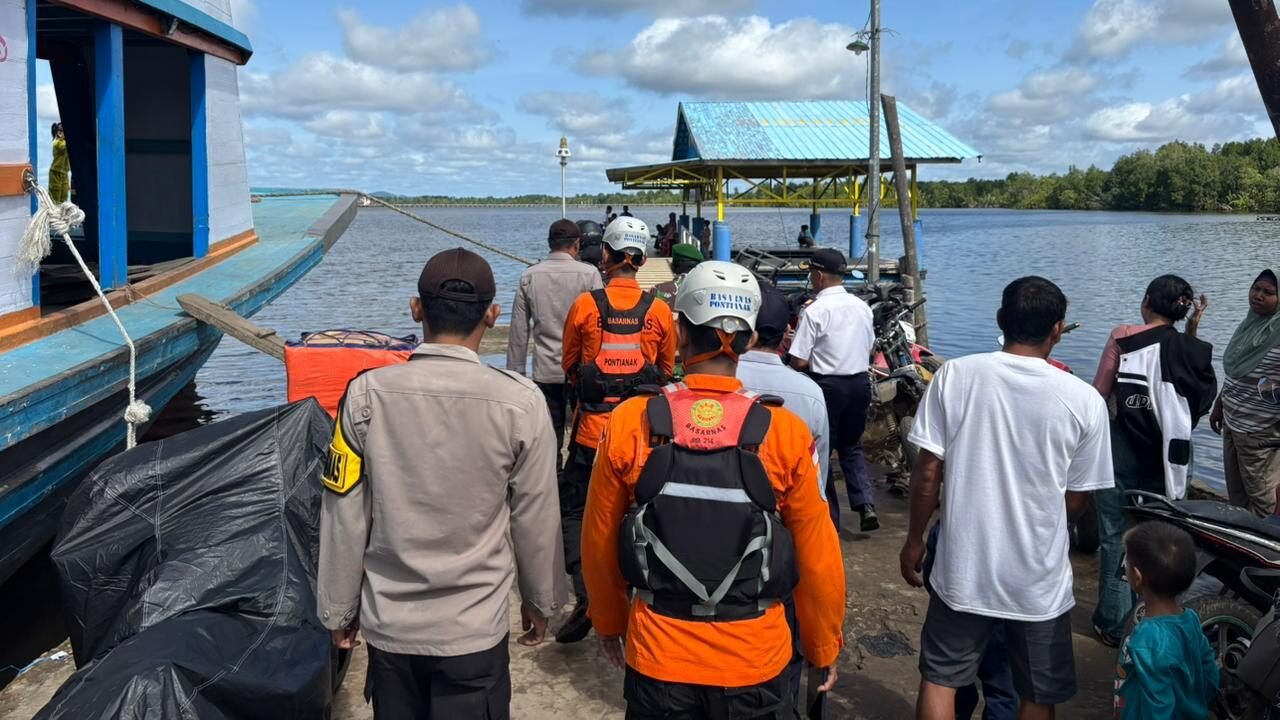 Personel tim gabungan melakukan pengecekan alat keselamatan pada salah satu speed boat yang akan berangkat dari Dermaga Teluk Batang, Kayong Utara, Jumat (2/1/2026) pagi. Pengawasan diperketat menyusul peringatan dini cuaca ekstrem dari BMKG. (Dok. HO/Faktakalbar.id)