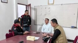 Tim penyidik Kejaksaan Tinggi Kalimantan Barat melakukan pemeriksaan dan penggeledahan di kantor PT Dinamika Sejahtera Mandiri (PT DSM) di Sanggau terkait dugaan korupsi bauksit. (Dok. HO/Faktakalbar.id)
