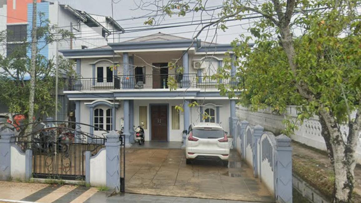 Suasana halaman kantor PT Laman Mining di Jalan H. Agus Salim, Ketapang, saat proses penggeledahan oleh penyidik Kejati Kalbar berlangsung tertutup, Senin (5/1/2026). (Dok. Ist)