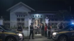 "Tim Macan Raya Polres Kubu Raya gerebek rumah penampungan TKI ilegal di Desa Kapur. 19 calon PMI non-prosedural diselamatkan, dua tersangka diringkus."