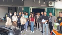 Petugas kepolisian dan instansi terkait mengamankan belasan calon Pekerja Migran Indonesia (PMI) non-prosedural di sebuah rumah penampungan di Desa Kapur, Kubu Raya. (Dok. HO/Faktakalbar.id)