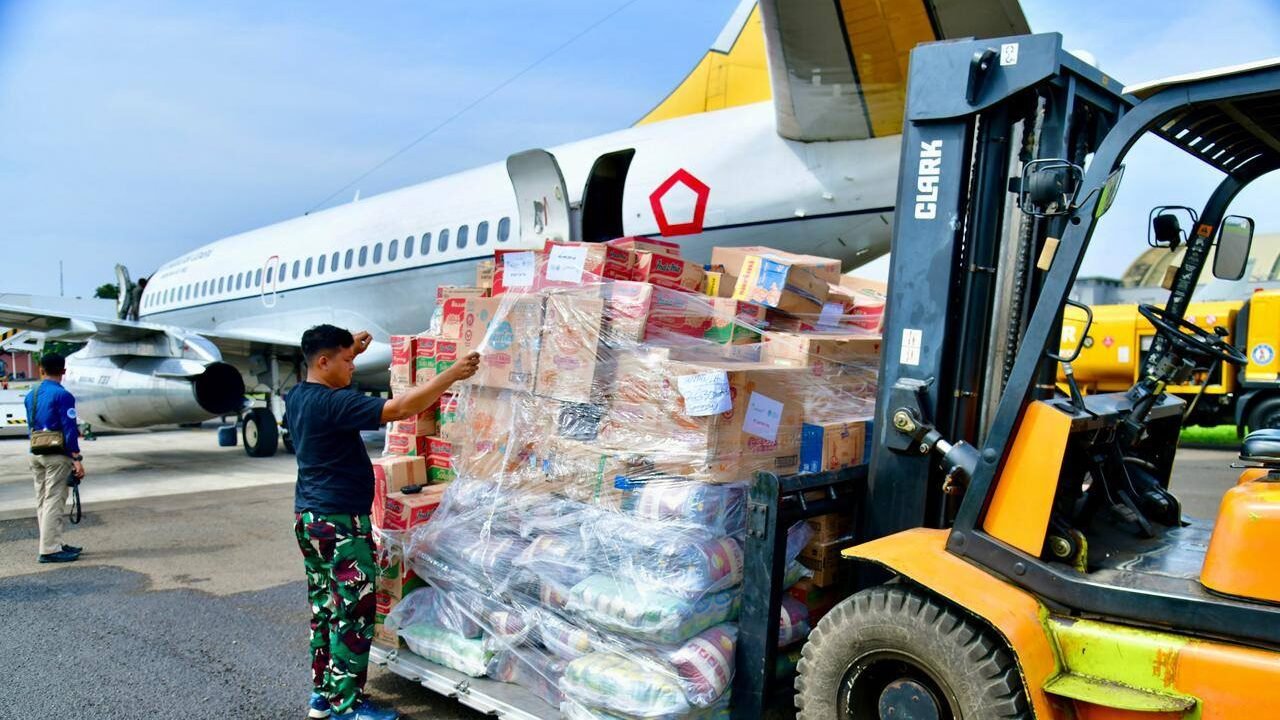 Personel TNI AU menggunakan forklift memuat paket bantuan logistik ke dalam pesawat kargo di Lanud Halim Perdanakusuma, Jakarta. Hingga Minggu (4/1/2026), total 900 ton bantuan telah diterbangkan untuk korban banjir di Sumatera. (Dokk. HO/Faktakalbar.id)