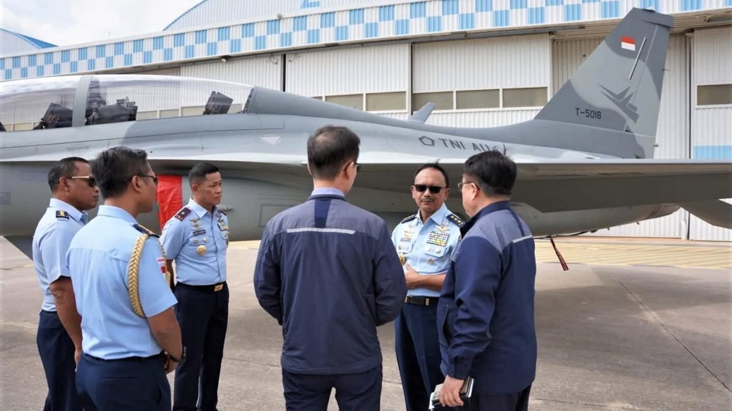 Wakil Kepala Staf Angkatan Udara (Wakasau), Tedy Rizalihadi (tengah, kacamata hitam), saat meninjau kesiapan pesawat T-50i Golden Eagle. Pengiriman armada tambahan jet tempur ini dilaporkan tertunda akibat masalah rute transit. (Dok. HO/Faktakalbar.id)