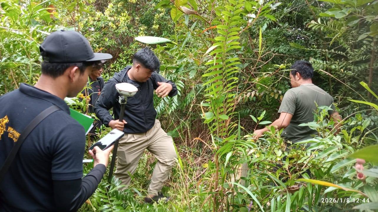 Petugas PDAM Gunung Poteng dan BPN Singkawang sedang melakukan pengukuran ulang batas tanah di area hutan untuk pembangunan intake di Kelurahan Sagatani. (Dok. HO/Faktakalbar.id)