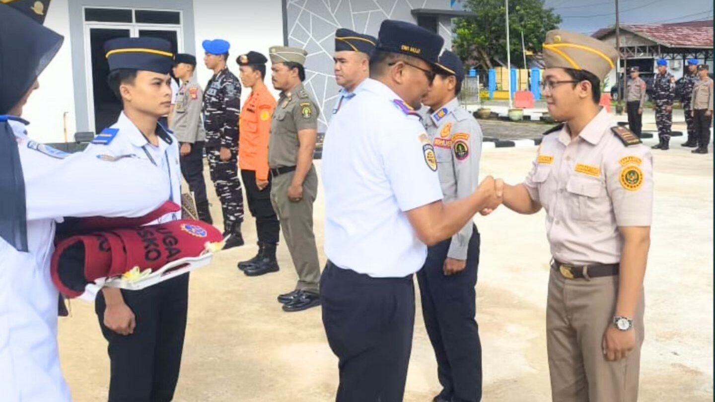 Suasana apel penutupan Posko Terpadu Angkutan Natal dan Tahun Baru 2025/2026 di Bandara Rahadi Oesman, Ketapang, Senin (5/1/2026). Karantina Kalbar memastikan pengawasan keamanan hayati berjalan sukses tanpa insiden. (Dok.HO/Faktakalbar.id)