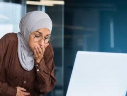 Sering Mual Saat Buka HP dan Laptop Bersamaan? Ini Penjelasan Medis ‘Cybersickness’