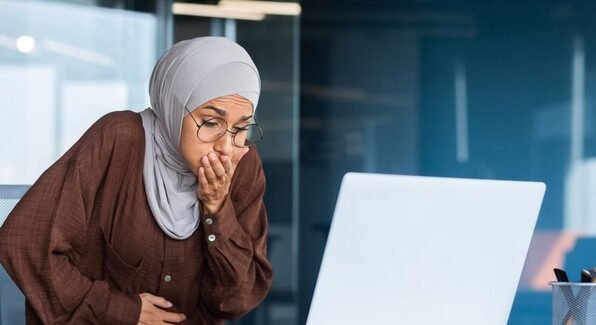 "Pernah merasa ingin muntah saat menatap layar HP dan laptop bergantian? Anda tidak sendirian. Kenali 'Cybersickness', mabuk digital akibat multitasking berlebihan. "