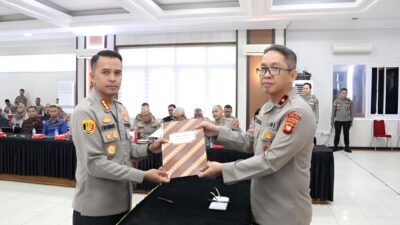 Wakapolda Kalbar menyerahkan DIPA 2026 kepada jajaran. Ia menegaskan anggaran adalah amanah rakyat yang harus digunakan dengan nurani. (Dok: @pontianaktimurpolsek)