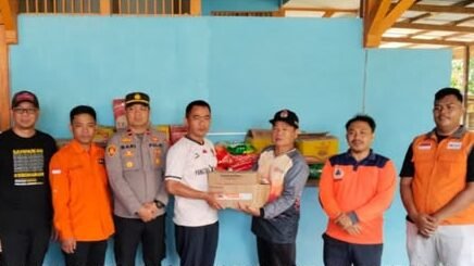 Proses penyerahan bantuan sembako dari relawan Rumah Zakat Pontianak kepada pihak kecamatan untuk disalurkan kepada warga di Nanga Taman, Sabtu (10/1).
