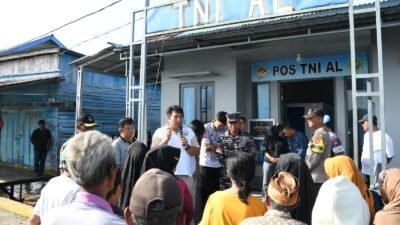 Perwakilan DPD Gema Sadhana Kalbar bersama personel Kodam XII/Tpr dan Bidpropam Polda Kalbar saat menyerahkan bantuan sosial kepada warga nelayan di Pontianak, Minggu (18/1).