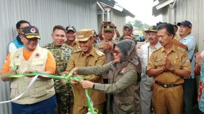 Deputi Bidang Logistik dan Peralatan BNPB, Andi Eviana (tengah depan kacamata) bersama Bupati Cilacap dan Kalakhar BPBD Provinsi Jawa Tengah memotong pita simbolis dalam rangkaian penyerahan hunian sementara bagi warga terdampak bencana longsor di Desa Jenang, Kecamatan Majenang, Kabupaten Cilacap, Jawa Tengah, Selasa (27/1).