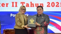 Kepala BPK Perwakilan Kalbar Sri Haryati menyerahkan dokumen Laporan Hasil Pemeriksaan (LHP) Semester II Tahun 2025 kepada Wakil Bupati Kubu Raya Sukiryanto. (Dok. HO/Faktakalbar.id)