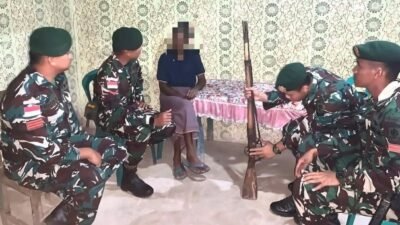 Personel Satgas Pamtas Yonarmed 12 Kostrad saat menerima penyerahan satu pucuk senjata api jenis Springfield dari warga Desa Henes, Kabupaten Belu, Sabtu (27/12/2025). Senjata tersebut merupakan peninggalan sisa konflik Timor Timur. (Dok. HO/Faktakalbar.id)