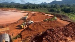 "Penyidikan dugaan korupsi bauksit PT Laman Mining oleh Kejati Kalbar memicu sorotan publik. Nama pengusaha berinisial AS kembali diperbincangkan terkait dugaan tambang ilegal."