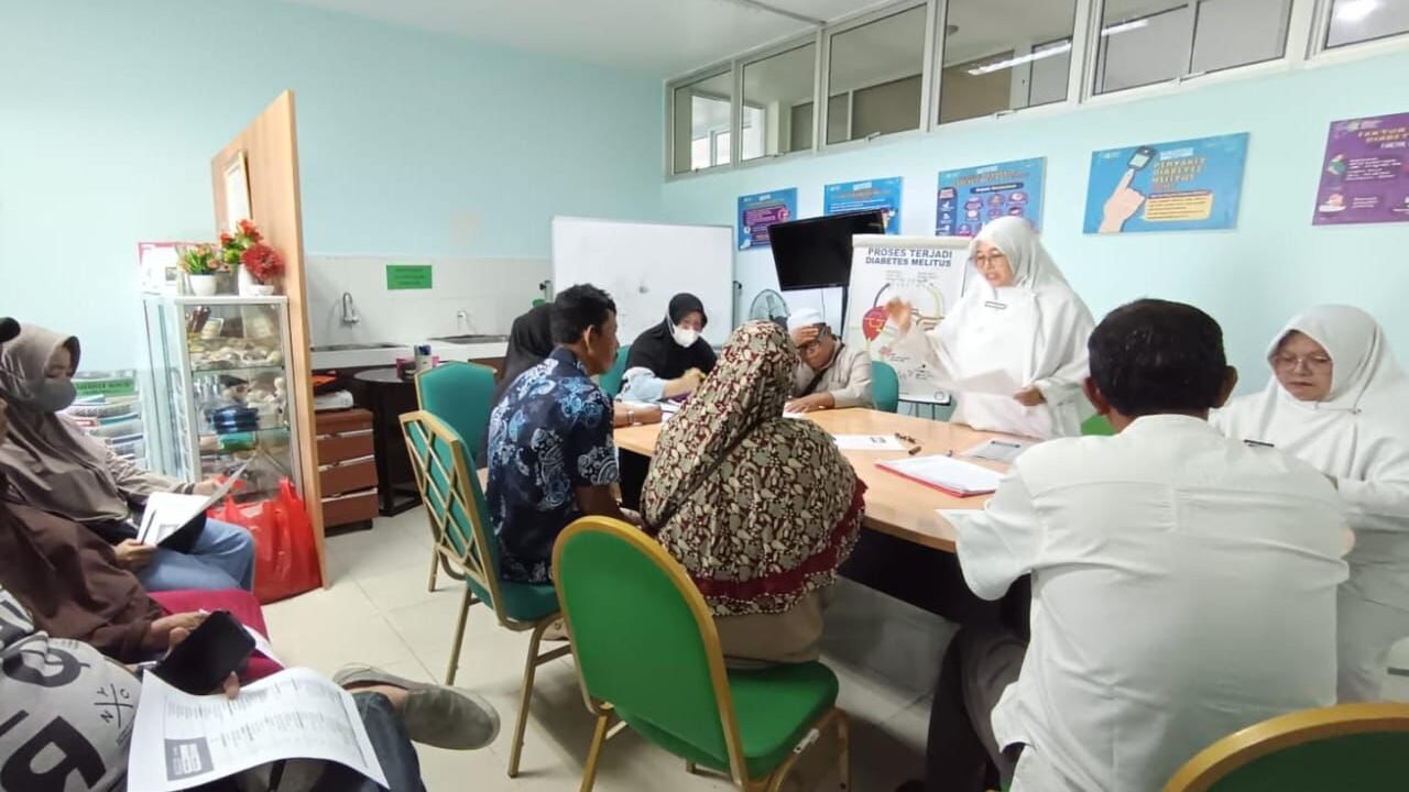 Edukator Kesehatan RSUD SSMA Kota Pontianak, Siti Rahima Harahap (berdiri), memberikan penyuluhan mengenai stratifikasi risiko puasa kepada pasien dan keluarga di lingkungan rumah sakit, Jumat (2/1/2026). (Dok. HO/Faktakalbar.id)