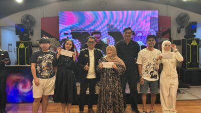 Manajemen Transera Hotel Pontianak berfoto bersama para pemenang doorprize dalam acara Gala Dinner bertema "Cinema Era" di Terasky Restaurant Rooftop, Kamis (1/1/2026) dini hari. Acara ini menjadi alternatif hiburan yang hangat di tengah absennya pesta kembang api kota. (Dok. HO/Faktakalbar.id)