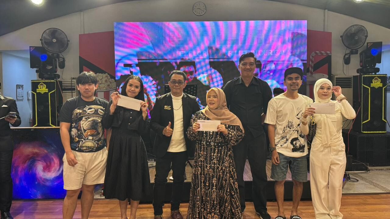 Manajemen Transera Hotel Pontianak berfoto bersama para pemenang doorprize dalam acara Gala Dinner bertema "Cinema Era" di Terasky Restaurant Rooftop, Kamis (1/1/2026) dini hari. Acara ini menjadi alternatif hiburan yang hangat di tengah absennya pesta kembang api kota. (Dok. HO/Faktakalbar.id)
