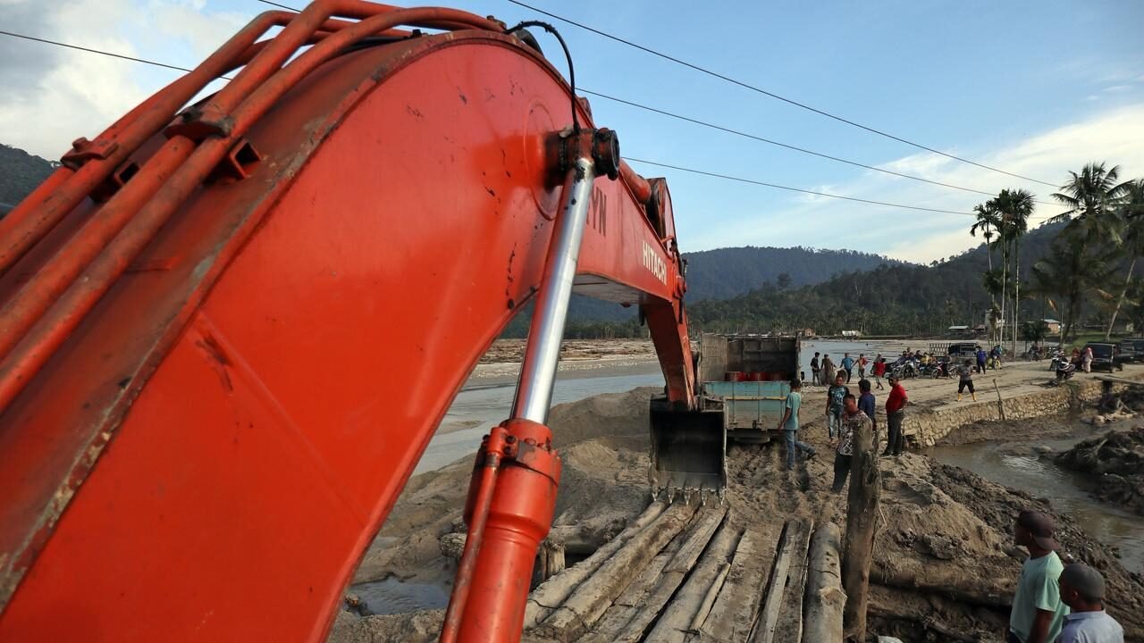 Alat berat ekskavator sedang melakukan pengerjaan perbaikan jalan darurat dan pembersihan material longsor di jalur Peureulak-Lokop. (Dok. HO/Faktakalbar.id)