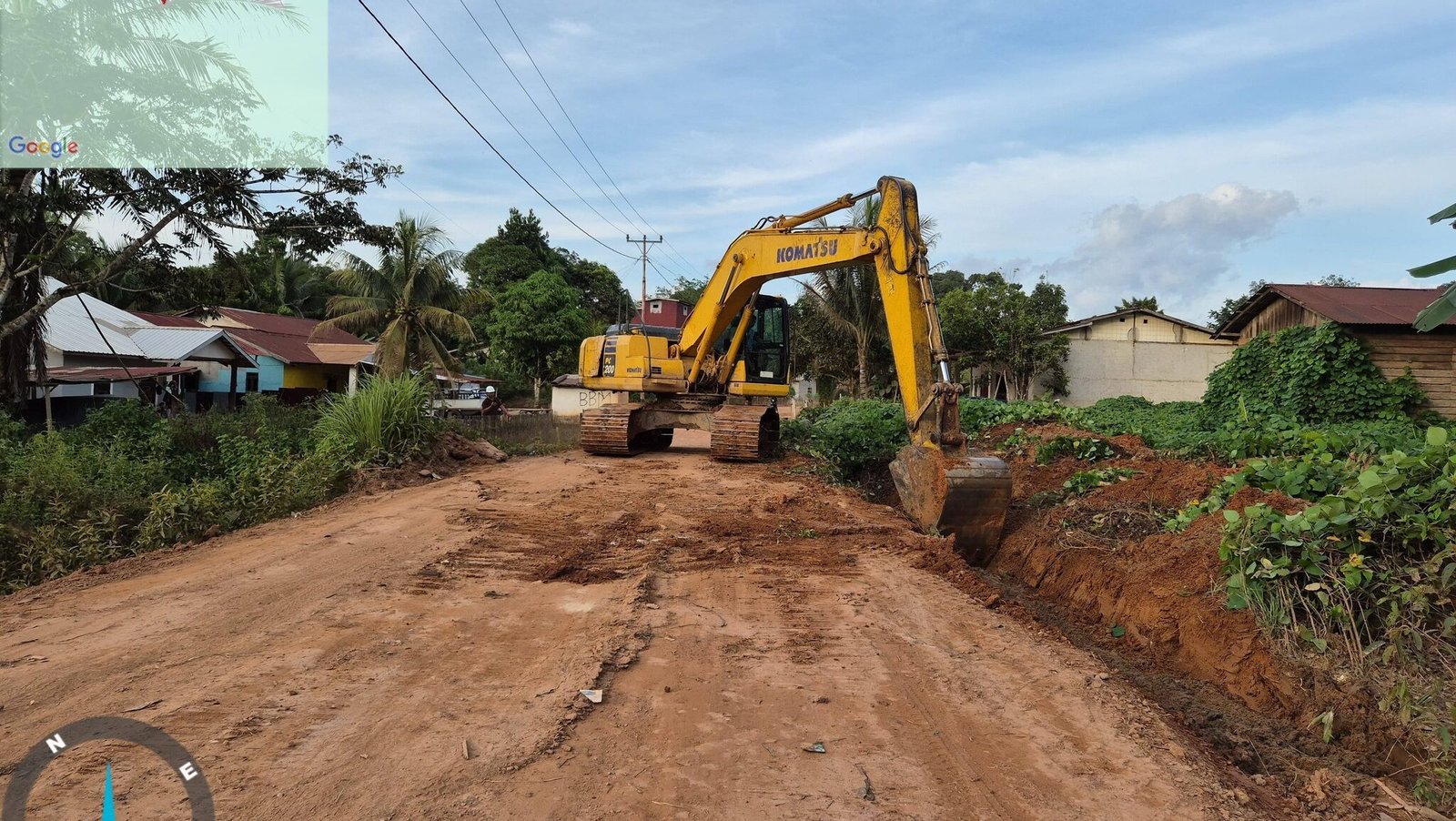 Alat berat ekskavator sedang melakukan perbaikan dan perataan jalan tanah di ruas Sukakarya-Carik, Desa Belaban, Kecamatan Marau. (Dok. HO/Faktakalbar.id)