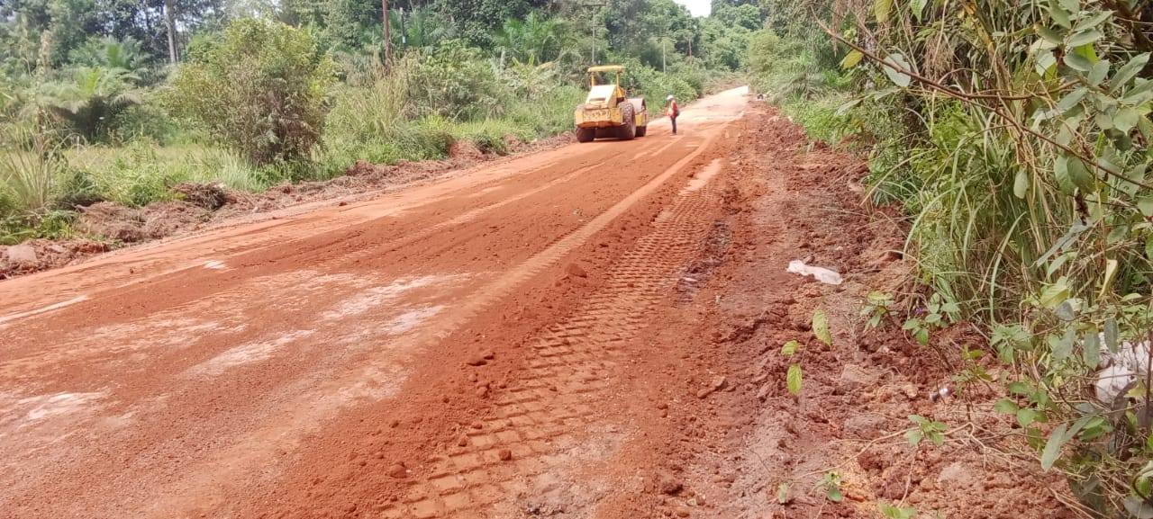 Alat berat jenis vibro roller sedang melakukan pemadatan material laterit pada perbaikan jalan ruas Kekura–Mahawa di Kecamatan Marau. (Dok. Ist)