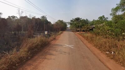 Kondisi ruas jalan provinsi di kawasan Sungai Gantang yang dikelilingi vegetasi hijau dan semak belukar. (Dok. Ist)