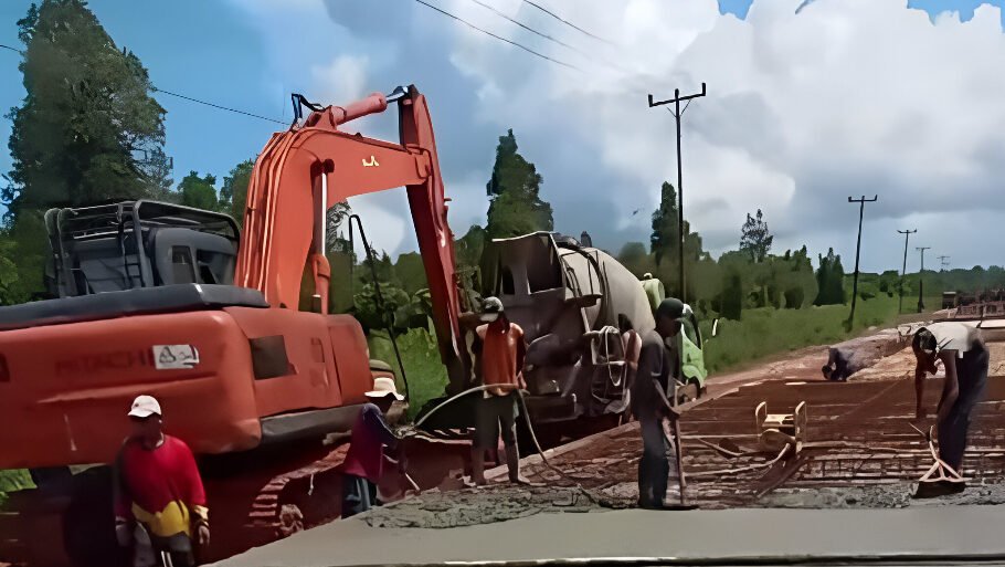 Pemkab Ketapang terapkan batas muatan di Jalan Pelang-Batu Tajam. Sesuai Instruksi Bupati, kendaraan di atas 8 ton dilarang melintas demi jaga infrastruktur. (Dok. Ist)