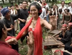 Layar Lebar vs Halaman Buku: 5 Perbedaan Mencolok Film ‘Sang Penari’ dan Novel ‘Ronggeng Dukuh Paruk’