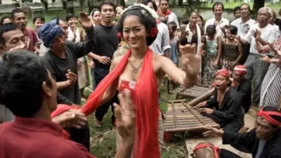 "Penasaran bedanya film 'Sang Penari' dan novel aslinya 'Ronggeng Dukuh Paruk'? Simak 5 perbedaan mencolok dari segi ending, karakter Rasus, hingga fokus cerita."