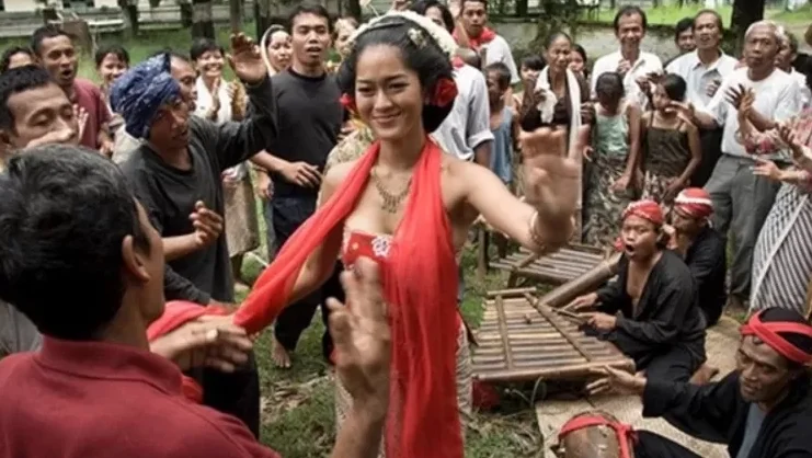 "Penasaran bedanya film 'Sang Penari' dan novel aslinya 'Ronggeng Dukuh Paruk'? Simak 5 perbedaan mencolok dari segi ending, karakter Rasus, hingga fokus cerita."