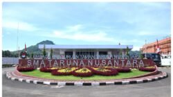 Gerbang depan bertuliskan SMA Taruna Nusantara dan pemandangan udara kompleks bangunan kampus baru di Malang yang diresmikan Presiden Prabowo. (Dok. HO/Faktakalbar.id)