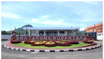 Gerbang depan bertuliskan SMA Taruna Nusantara dan pemandangan udara kompleks bangunan kampus baru di Malang yang diresmikan Presiden Prabowo. (Dok. HO/Faktakalbar.id)