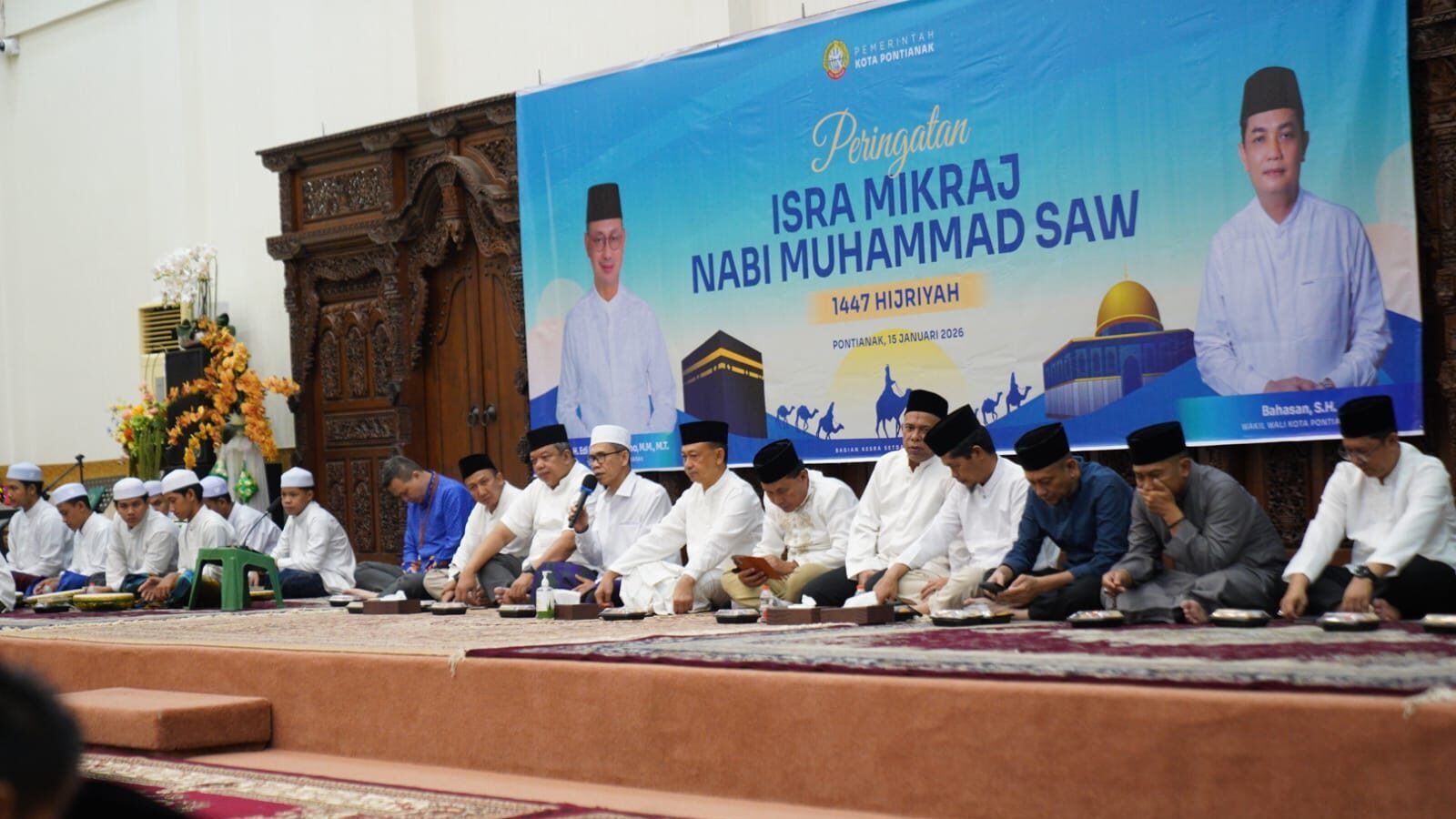 Wali Kota Pontianak Edi Rusdi Kamtono bersama jajaran pejabat dan ASN duduk bersila mengikuti rangkaian acara peringatan Isra Mikraj 1447 H di Aula Rumah Jabatan. (Dok. HO/Faktakalbar.id)