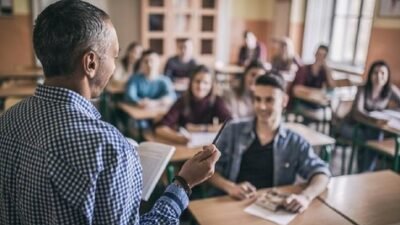 "Deg-degan menghadapi hari pertama masuk sekolah atau kuliah? Jangan khawatir. Simak 6 persiapan wajib ini agar hari pertamamu berjalan mulus, percaya diri, dan bebas drama."