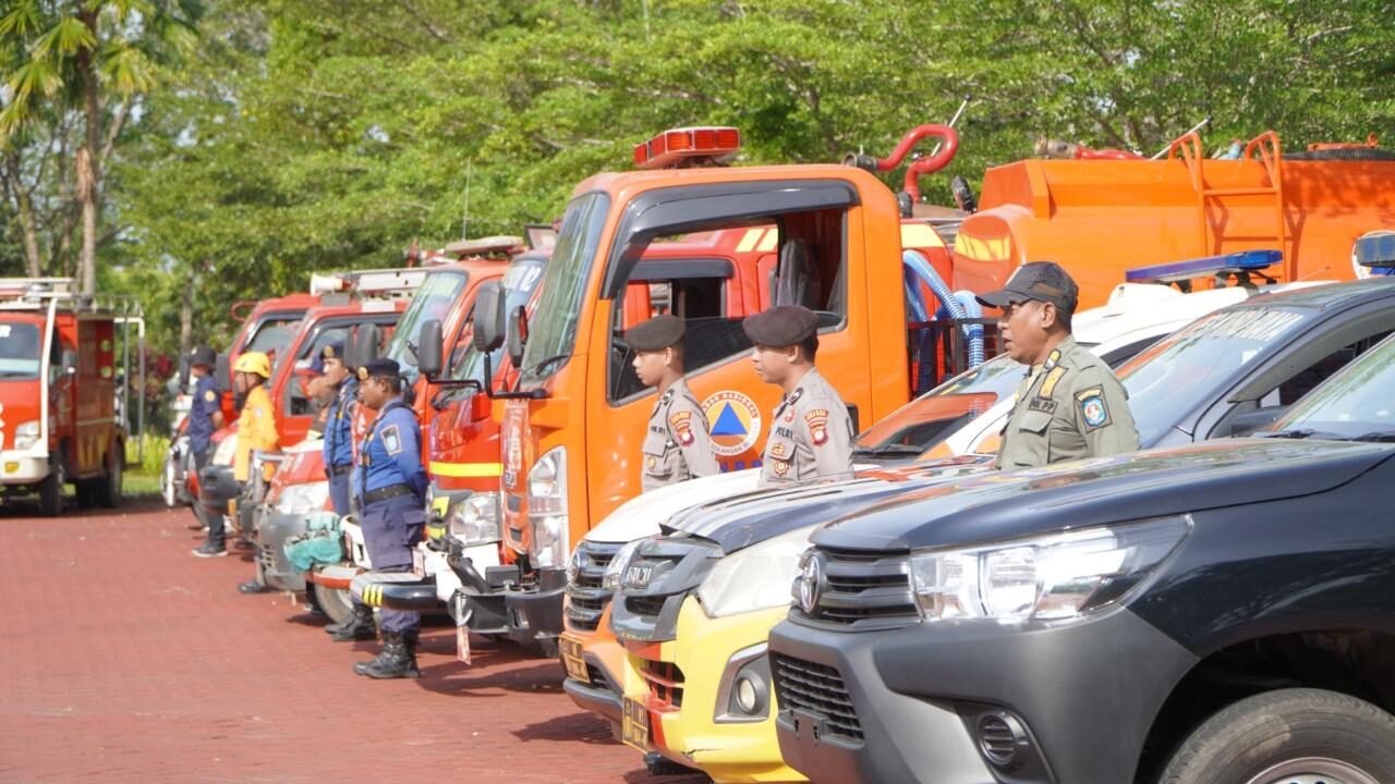 Barisan personel gabungan TNI, Polri, dan Relawan saat mengikuti instruksi dalam Apel Siaga menghadapi ancaman Karhutla di Kabupaten Kubu Raya, Selasa (20/1).