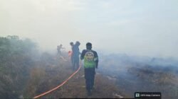 Personel gabungan dari Polres Sambas, Polsek Selakau, dan Manggala Agni saat berjibaku memadamkan titik api di lahan gambut Desa Selakau Tua, Minggu (18/1).