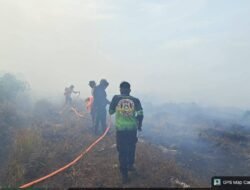 Padamkan Titik Api di Selakau Tua, Polsek Selakau dan Polres Sambas Gencarkan Penanggulangan Karhutla