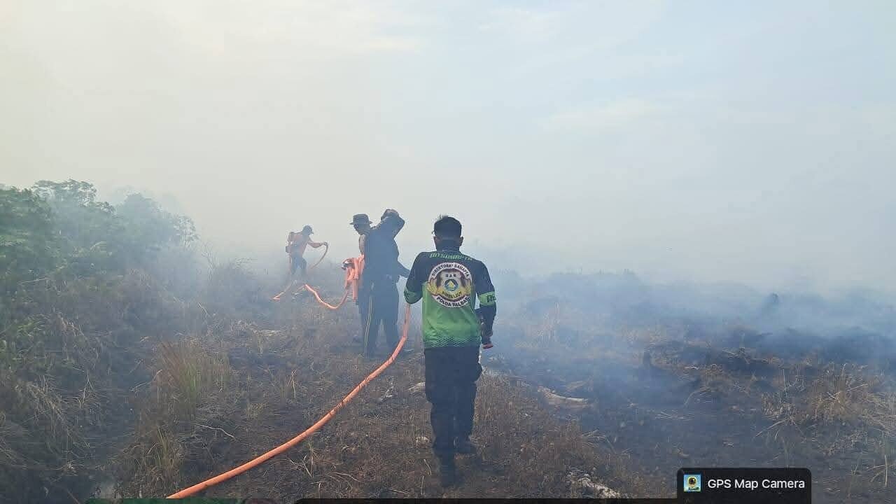 Personel gabungan dari Polres Sambas, Polsek Selakau, dan Manggala Agni saat berjibaku memadamkan titik api di lahan gambut Desa Selakau Tua, Minggu (18/1).