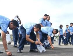 Sambut Kedatangan Pesawat Rafale, Danlanud Roesmin Nurjadin Pimpin Aksi Bersih FOD di Apron