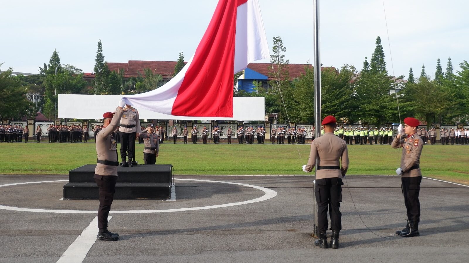 Barisan personel Polda Kalbar saat mengikuti upacara bendera memperingati Hari Kesadaran Nasional guna memperkuat nilai-nilai pengabdian Polri, Senin (19/1).