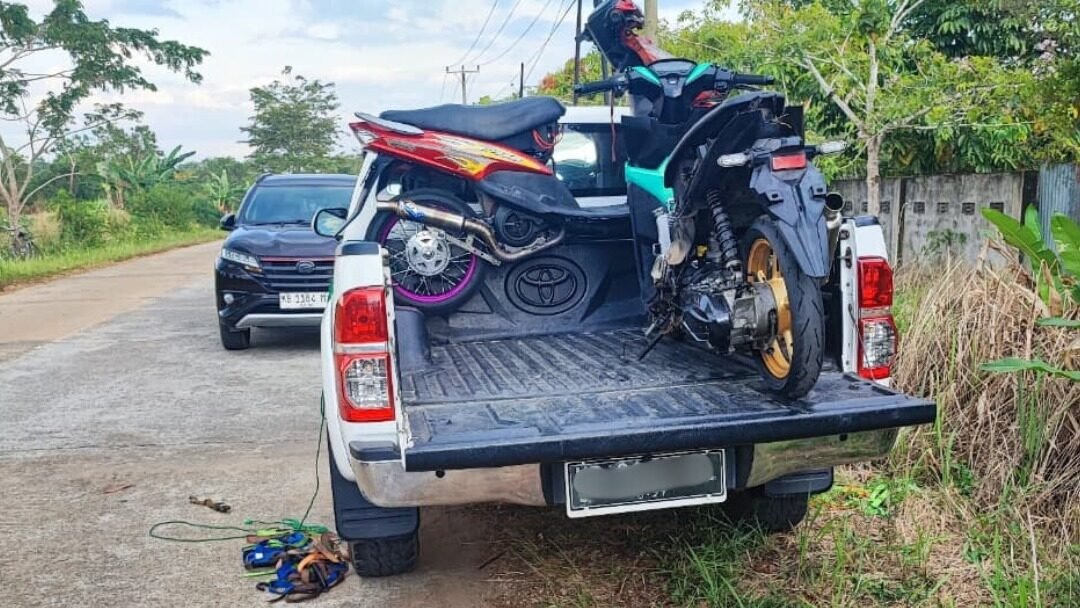 Sejumlah sepeda motor yang terjaring dalam operasi penertiban balap liar dan penggunaan knalpot brong diamankan petugas kepolisian sebagai barang bukti di Mapolres.