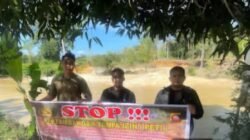 Personel Satreskrim Polres Sekadau bersama Polsek Nanga Mahap saat meninjau lokasi yang diduga rawan aktivitas pertambangan ilegal di Dusun Sekitak, Desa Batu Pahat, Minggu (18/1).