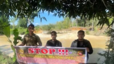 Personel Satreskrim Polres Sekadau bersama Polsek Nanga Mahap saat meninjau lokasi yang diduga rawan aktivitas pertambangan ilegal di Dusun Sekitak, Desa Batu Pahat, Minggu (18/1).