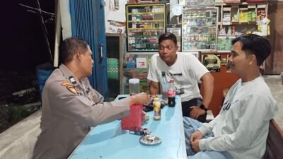 Personel Polsek Air Besar saat berdialog santai dengan warga di salah satu warung di Kecamatan Air Besar di sela-sela kegiatan patroli rutin, Sabtu (17/1).