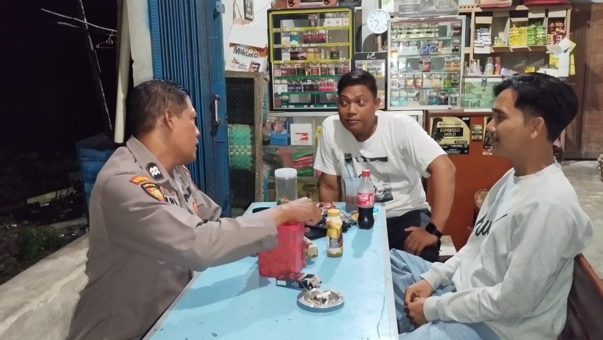 Personel Polsek Air Besar saat berdialog santai dengan warga di salah satu warung di Kecamatan Air Besar di sela-sela kegiatan patroli rutin, Sabtu (17/1).