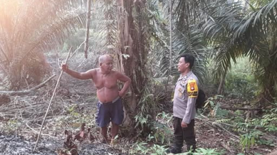 Personel Polsek Batang Tarang saat melakukan pengecekan langsung ke lokasi titik panas (hotspot) di Desa Semoncol untuk memastikan api telah padam, Rabu (21/1).
