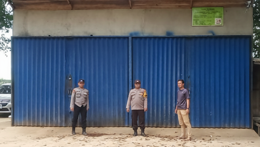 Personel Polsek Meliau saat melakukan pengecekan langsung ke lokasi kios BBM yang diduga menyalurkan bahan bakar untuk aktivitas PETI, Minggu (4/1).