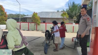 Personel Polsek Menjalin, Aiptu Widi Suryadi dan Bripka Gesang WW, saat melakukan pengecekan dan memberikan imbauan kepada petugas SPBU di Desa Sepahat, Minggu (18/1).