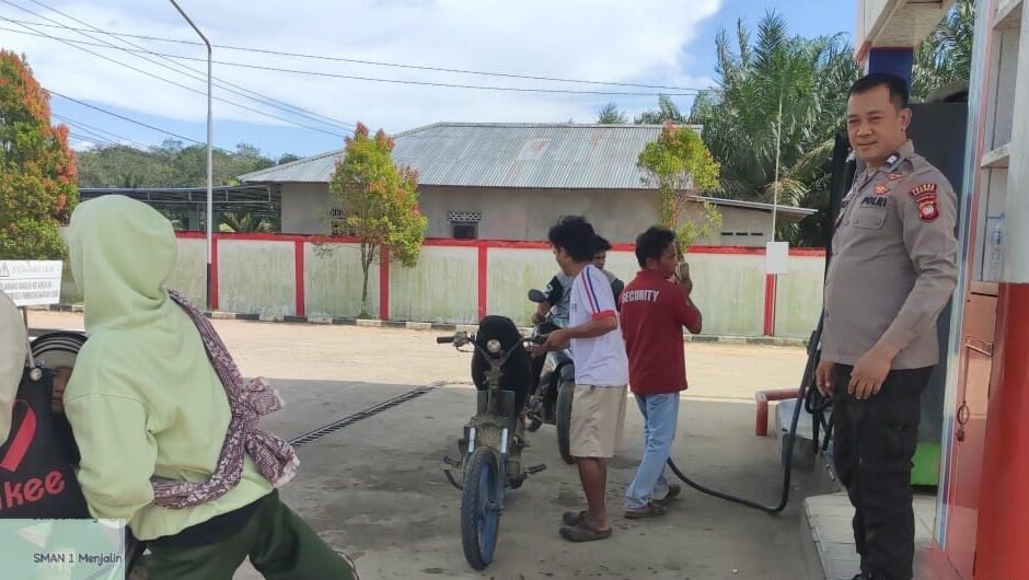 Personel Polsek Menjalin, Aiptu Widi Suryadi dan Bripka Gesang WW, saat melakukan pengecekan dan memberikan imbauan kepada petugas SPBU di Desa Sepahat, Minggu (18/1).