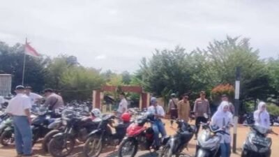 Personel Polsek Tayan Hilir saat memeriksa kendaraan roda dua yang terjaring dalam kegiatan penertiban penggunaan knalpot brong, Senin (12/1).